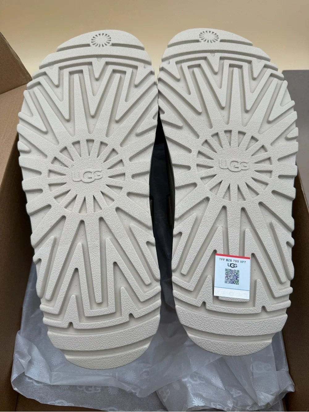 UGG GoldenGlow EVA Platform Sandals Sea Salt Size 9 Woman’s Brand New